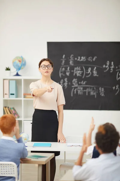 Νεαρός δάσκαλος στέκεται στην τάξη — Φωτογραφία Αρχείου