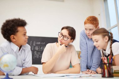 Öğretmen öğrencilerin grup ile çalışmak