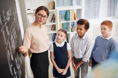 Çocuklara matematiği açıklayan öğretmen