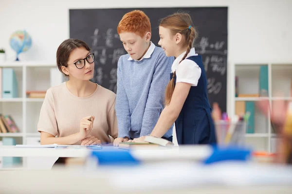 Lehrer gibt Kindern eine Aufgabe — Stockfoto