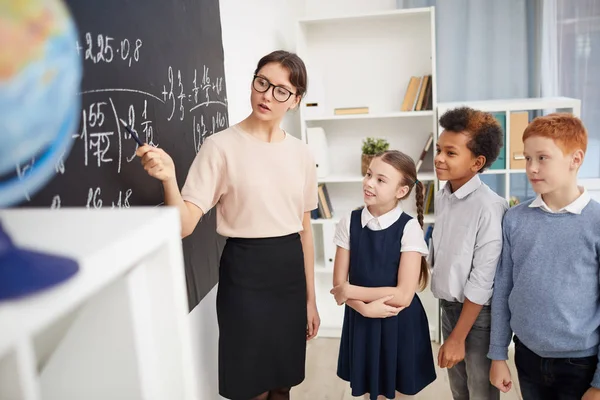 Lehrer im Mathematikunterricht — Stockfoto
