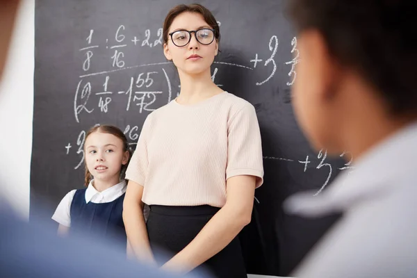 Professor de matemática na escola — Fotografia de Stock