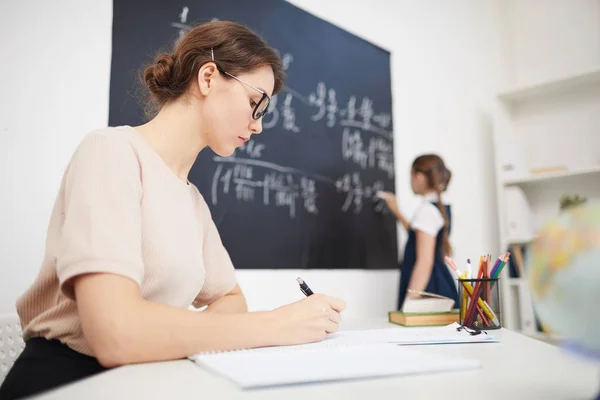 Nauczycielka pracująca w miejscu pracy — Zdjęcie stockowe