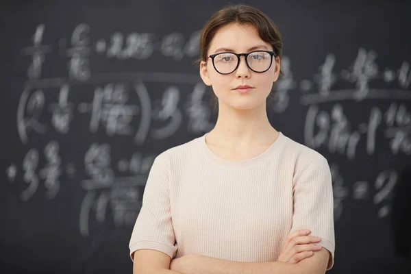 Junge Lehrerin in der Schule — Stockfoto