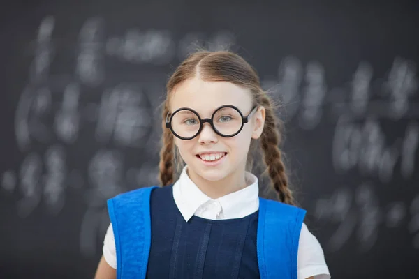 Studentessa che studia a scuola — Foto Stock