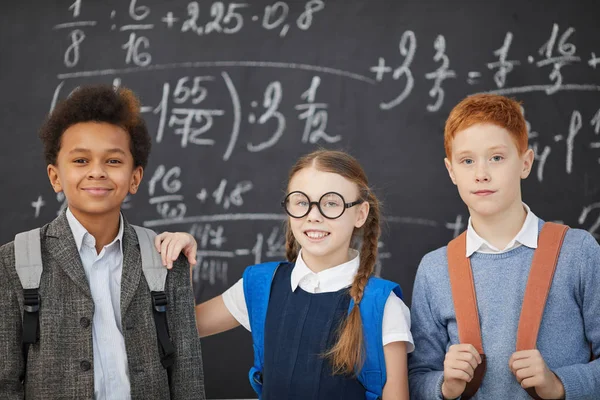 Crianças em idade escolar na escola — Fotografia de Stock