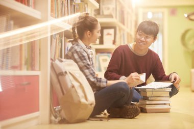 Kütüphanede ödev öğrenciler