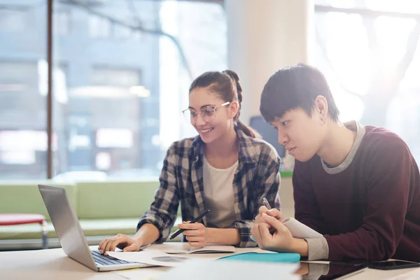 Studenten die online studeren — Stockfoto