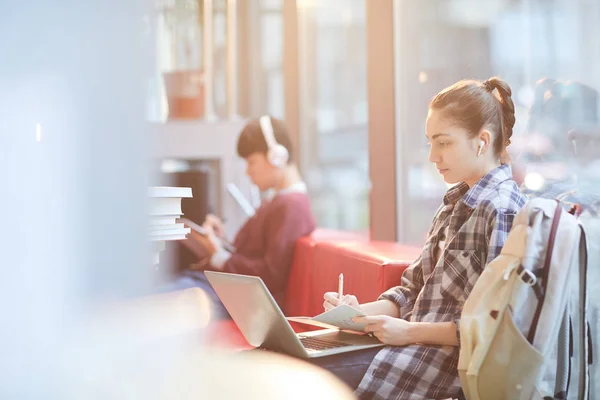 Mujer preparándose para la tarea —  Fotos de Stock