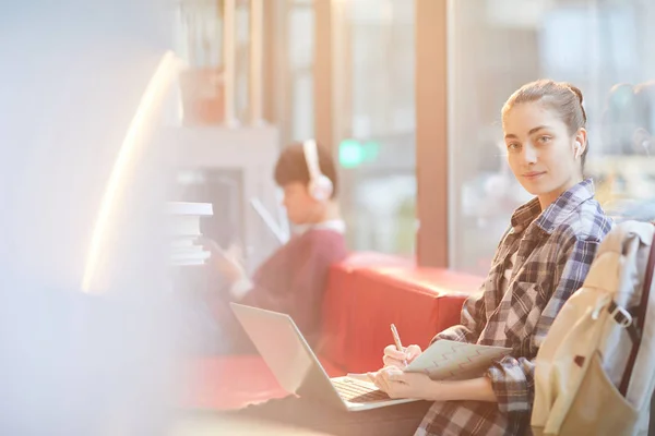 Studente facendo i compiti sul computer portatile — Foto Stock