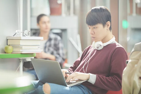 Asiatico uomo working online — Foto Stock