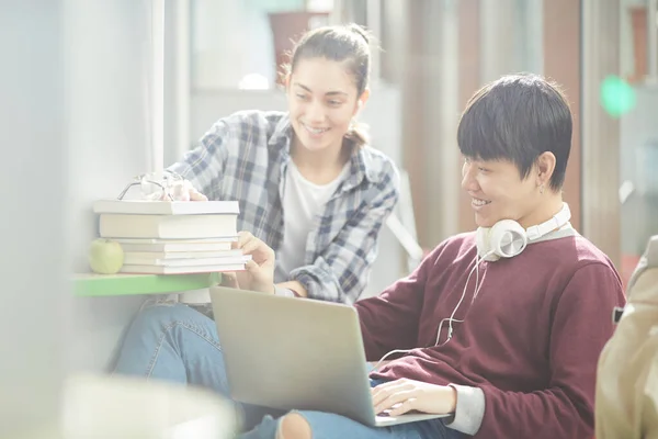 Estudantes usando laptop e livros para estudo — Fotografia de Stock