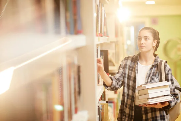 Woman in the library — Stock Photo, Image