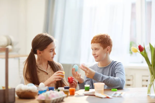 Niños pintando huevos — Foto de Stock