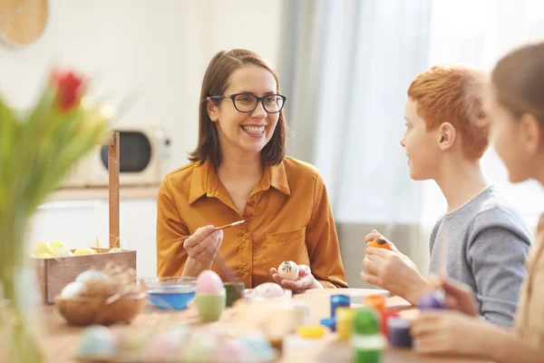 Happy mother painting with her children — Stockfoto