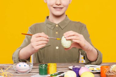 Paskalya yumurtaları dekorasyon kız