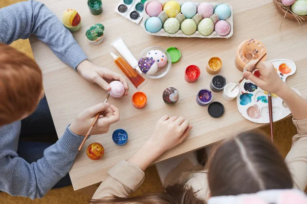 Niños pintando juntos en la mesa — Foto de Stock