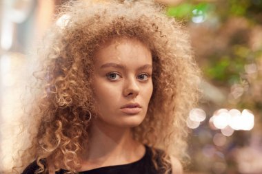 kıvırcık saçlı genç kız