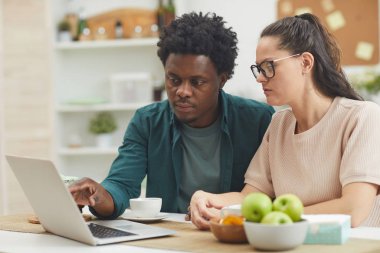 dizüstü bilgisayar kullanan gençlerin