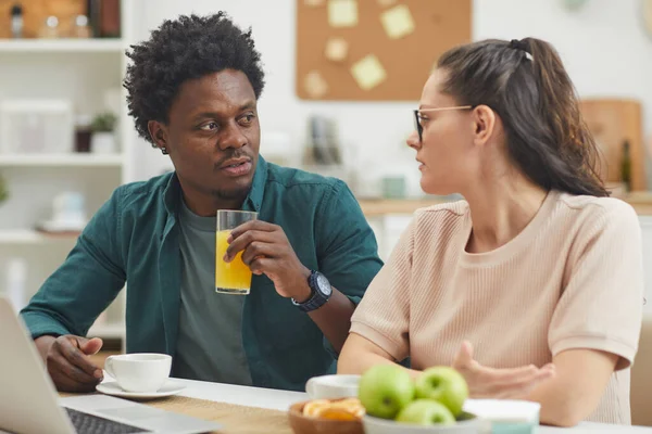 Paar met elkaar praten — Stockfoto