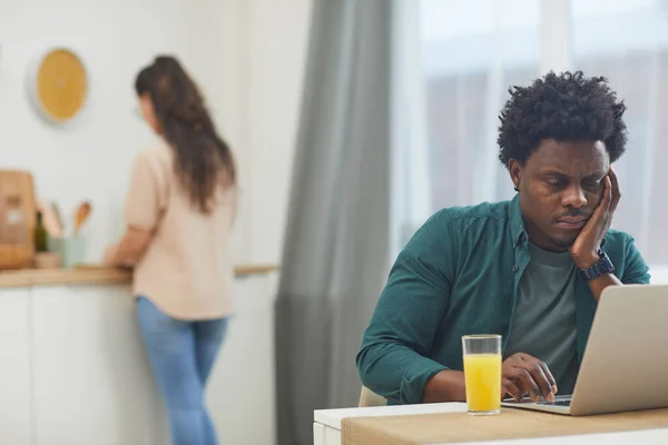 Hombre africano trabajando en casa — Foto de Stock