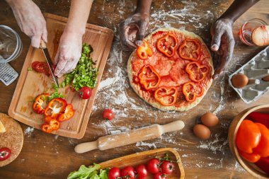 Çift birlikte yemek hazırlıyor.