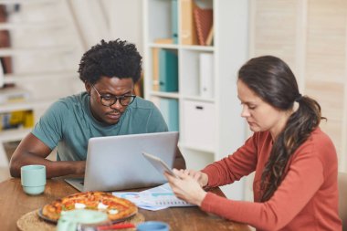 Gençler birlikte proje planlıyor.