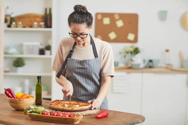 Žena jí pizzu doma — Stock fotografie