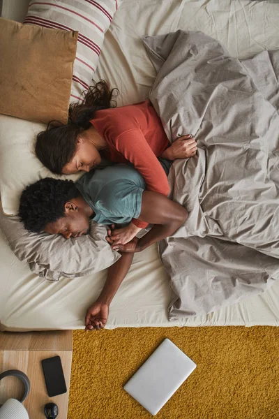 Giovane famiglia in camera da letto — Foto Stock