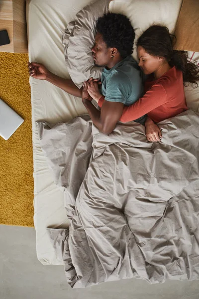 Coppia che riposa insieme a letto — Foto Stock