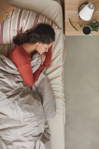 Vrouw rustend in bed — Stockfoto