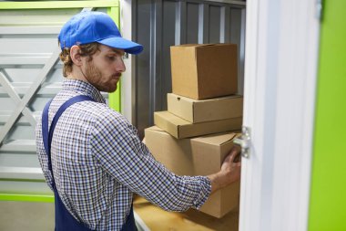 İşçi kutuları depoya yüklüyor