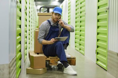 İşçi telefonda iş konuşuyor.