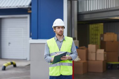 İşçi kargoyu kabul ediyor.