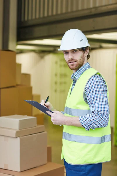 Worker working in warehouse — Stock Photo, Image
