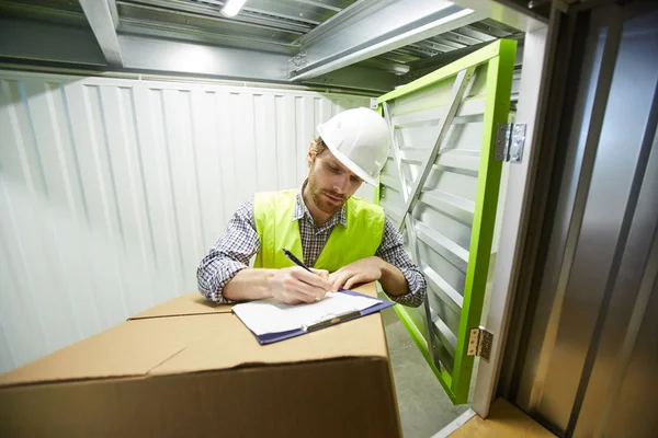 Man making a parcel — Stock Photo, Image