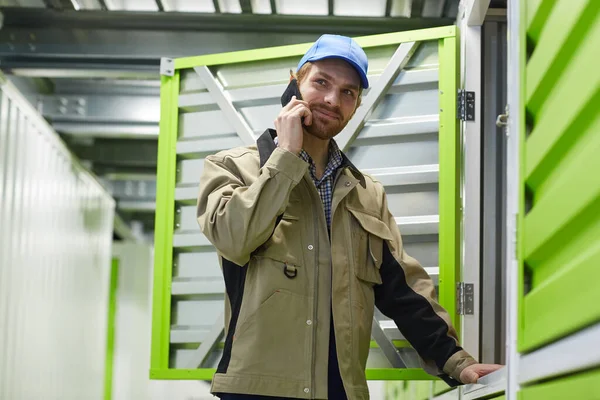 Worker talking on the phone — Stock Photo, Image