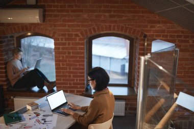 Modern ofiste çalışan iki kadın.