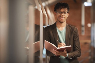 Afrikalı işadamı işini planlıyor