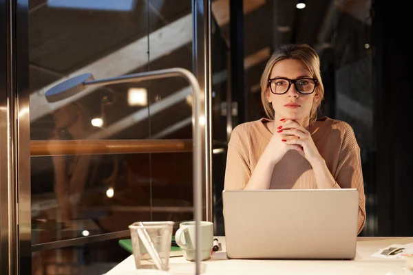 Affärskvinna med Laptop på kontoret — Stockfoto
