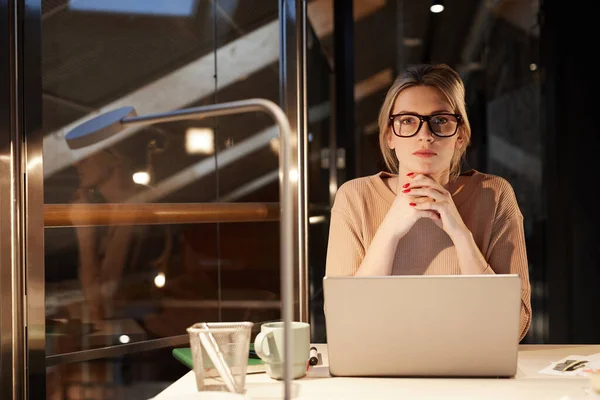 Femme d'affaires avec ordinateur portable au bureau — Photo