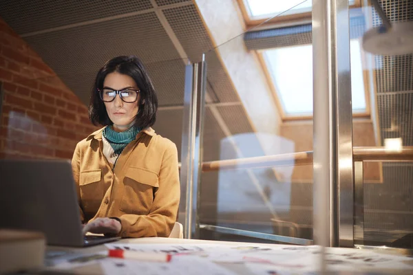 Kvinna som använder bärbar dator på jobbet — Stockfoto