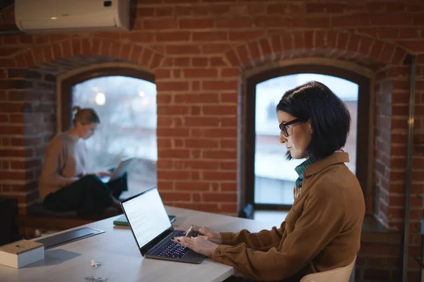 Jeunes travaillant au bureau — Photo