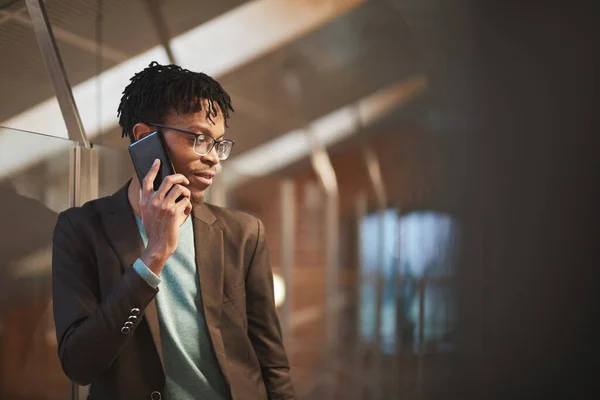 Empresário falando ao telefone — Fotografia de Stock