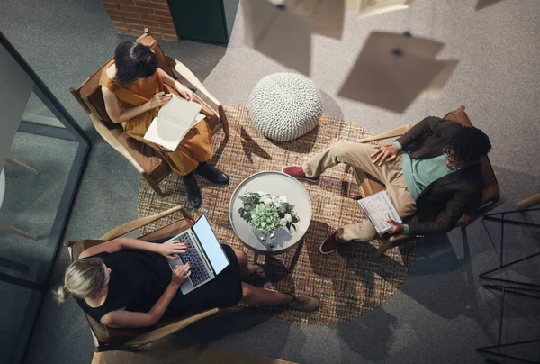 Reunión de negocios en la oficina moderna — Foto de Stock