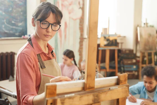 Young woman painting at art studio — Stockfoto