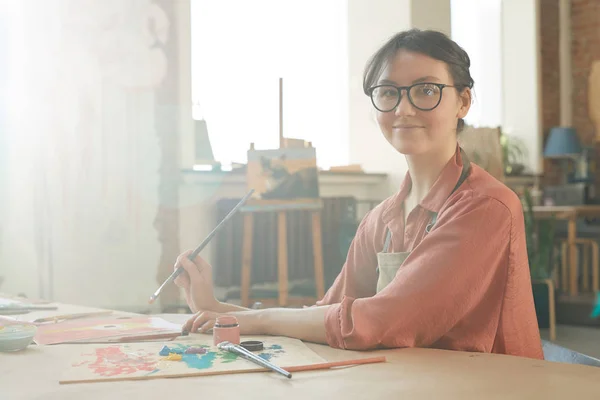 Woman painting at the table — Stockfoto