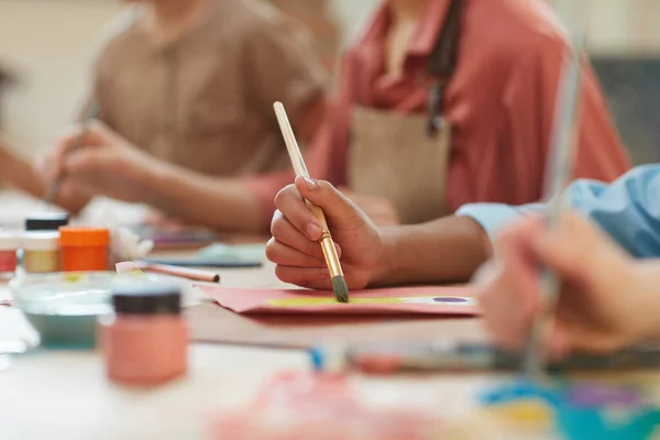 Enfant peignant un tableau — Photo