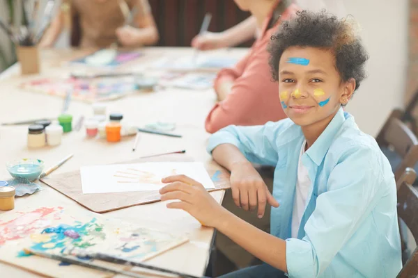 Boy sitting at art lesson — Stockfoto