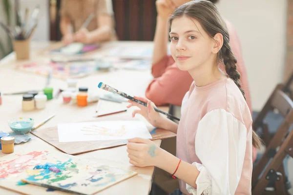 Girl sitting at art studio — Zdjęcie stockowe